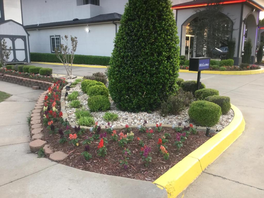 Muskogee Inn And Suites - Tap to explore photos