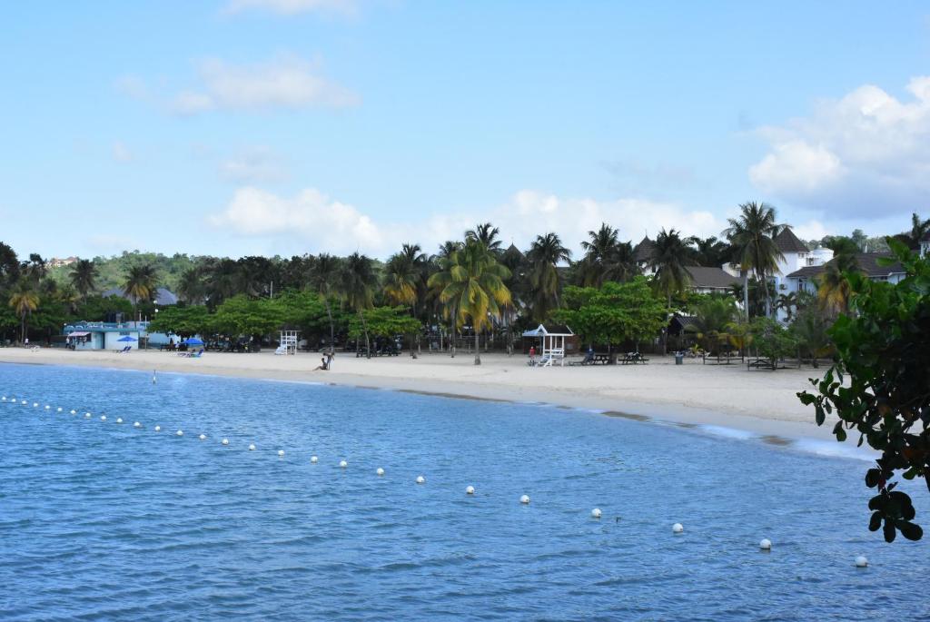 Czar's Retreat- Apt B4 at Sandcastle photo 2