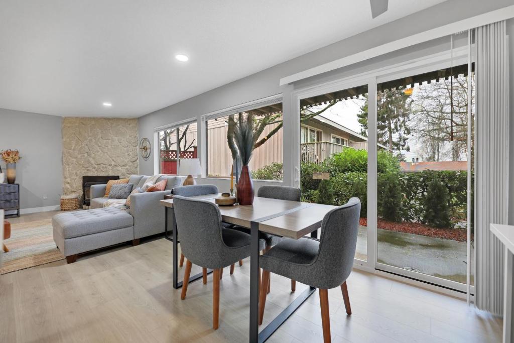 Cute Delightfully Remodeled Spacious Condo condo photo 1
