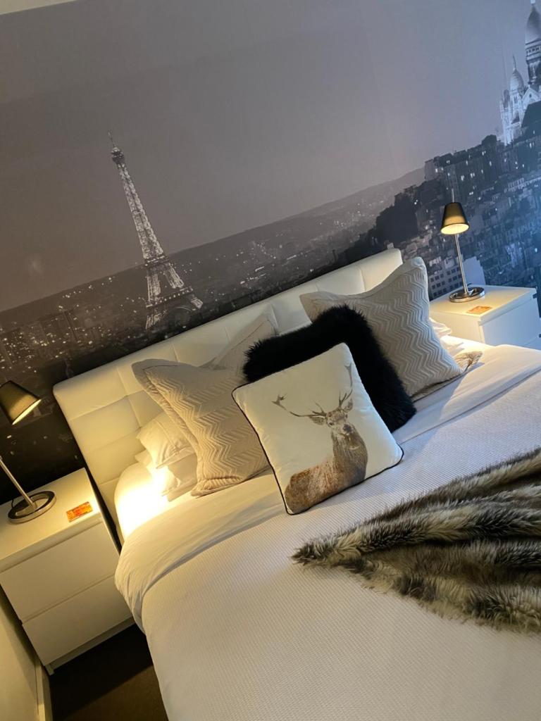 Paris Lorne photo 1