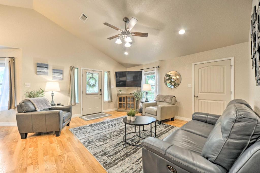 Cozy Canyon Lake Abode Less Than 1 Mi to Boat Ramp! photo 3