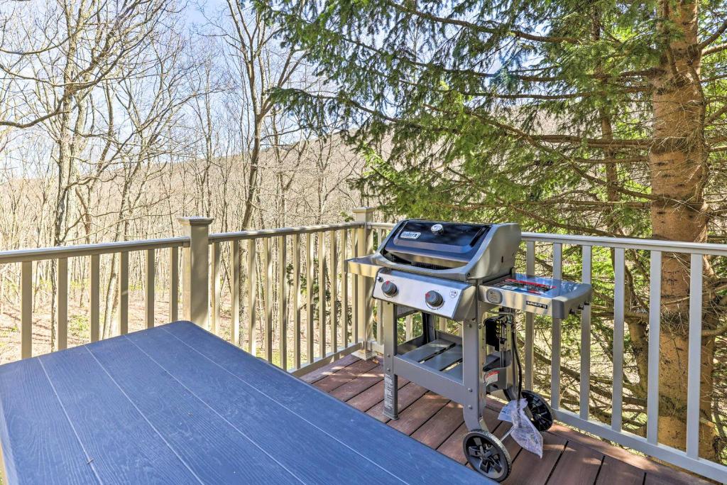 Pocono Retreat, 1 Mi to State Park and Ski Access! photo 1