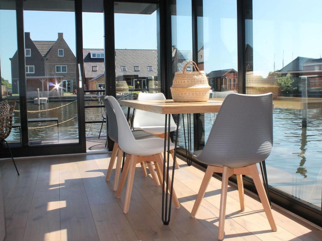 Brand new Boathouse on the water in Stavoren with a garden photo 1