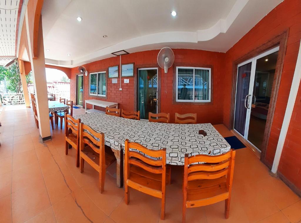 คิวทอง บังกะโล (Q-Thong bungalow) Room Type - Quadruple Room