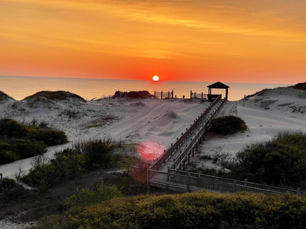 Oceanfront grandeur 4x4 Outerbanks -Hemingway image