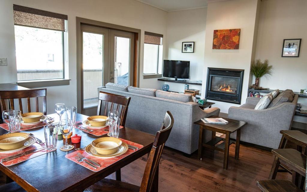 Lux Downtown Condo by Revelstoke Vacations photo 1