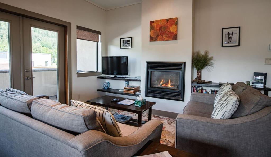Lux Downtown Condo by Revelstoke Vacations photo 2