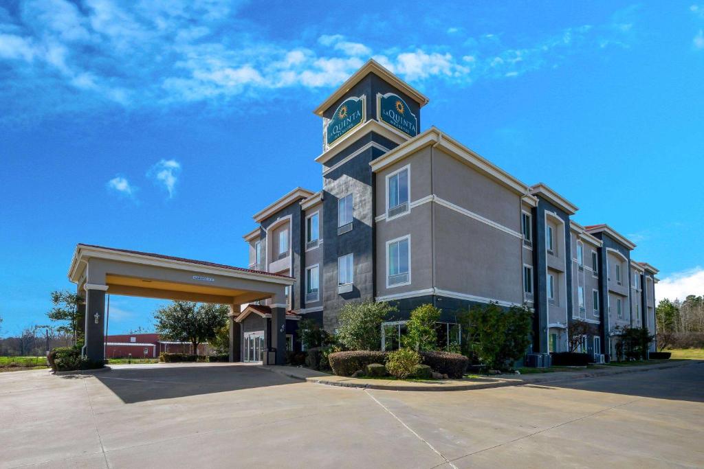 La Quinta Inn & Suites by Wyndham Marshall image