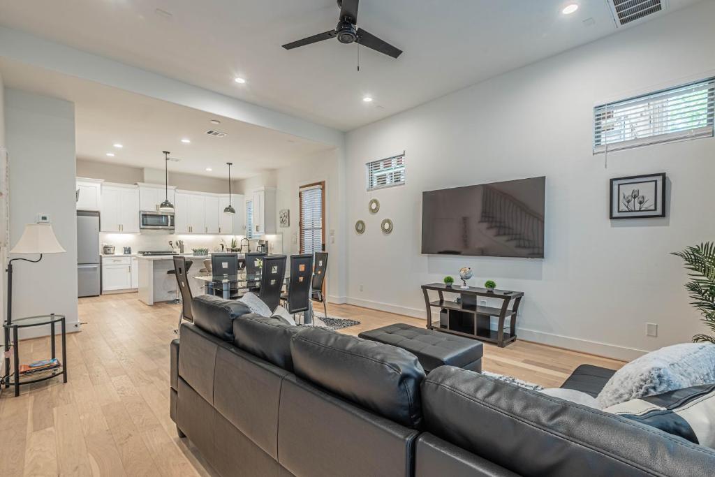 LUXURY 3BR, KS Bed mins away 4RM Dtown, med ctr image