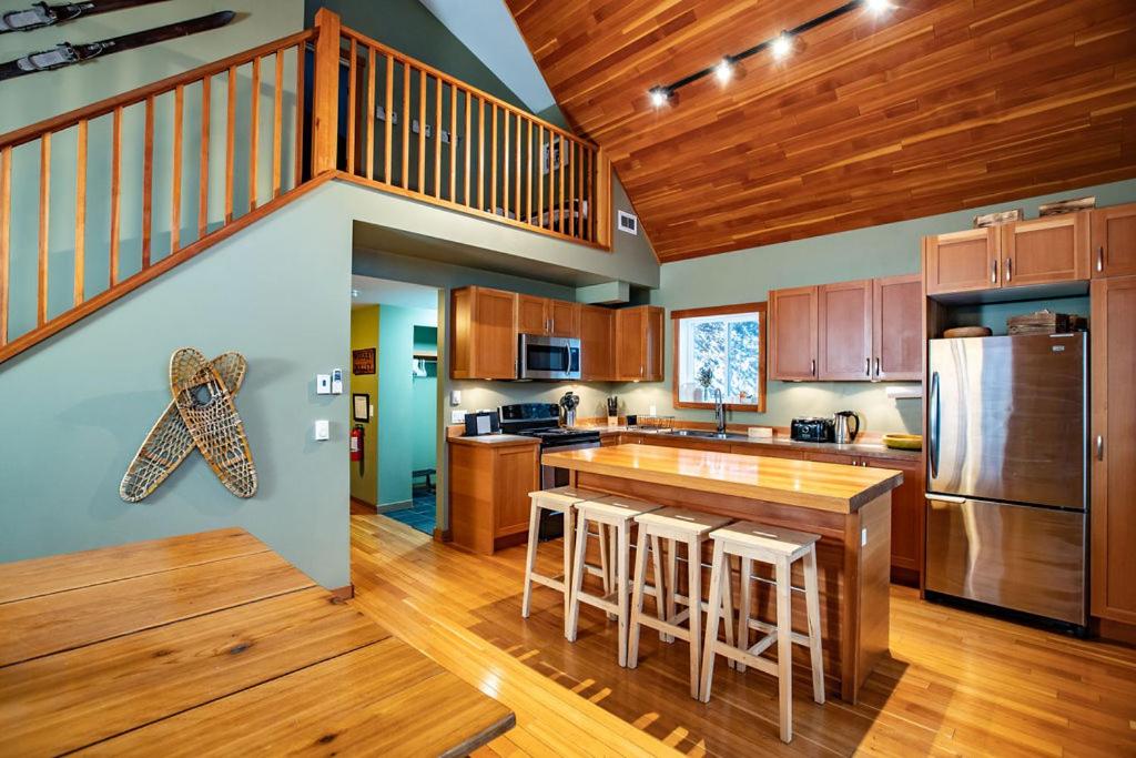 Stoke Cabin by Revelstoke Vacations photo 3