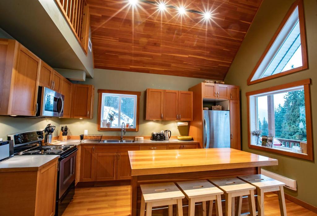 Stoke Cabin by Revelstoke Vacations photo 2