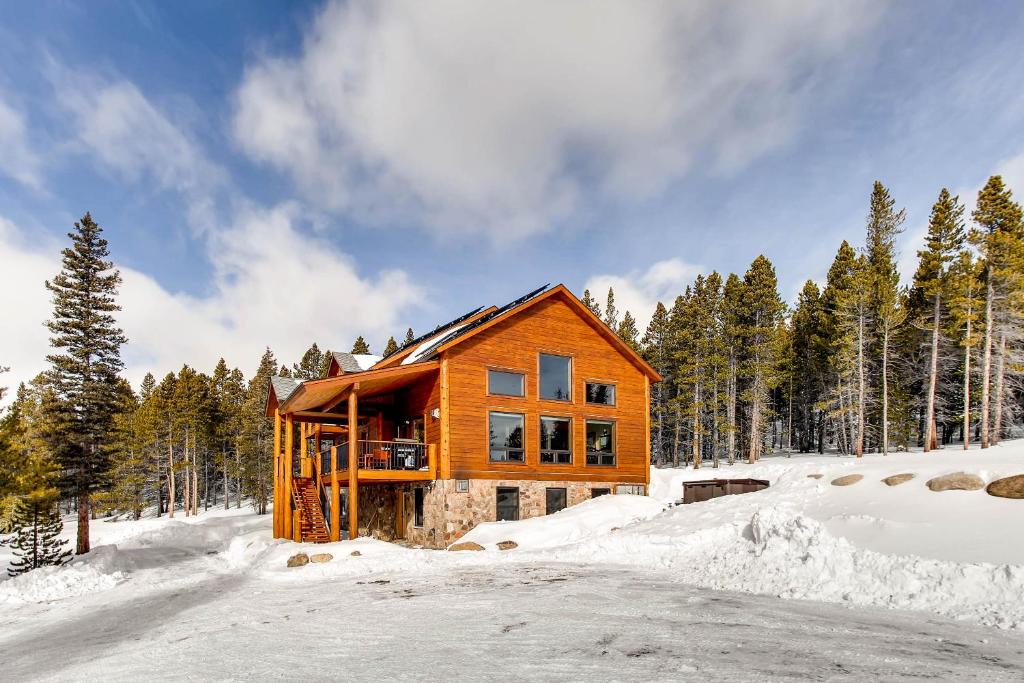 PURE LUXURY with Hot Tub, Pool Table and Sauna plus Wet Bar - Chessetts Lodge photo 1