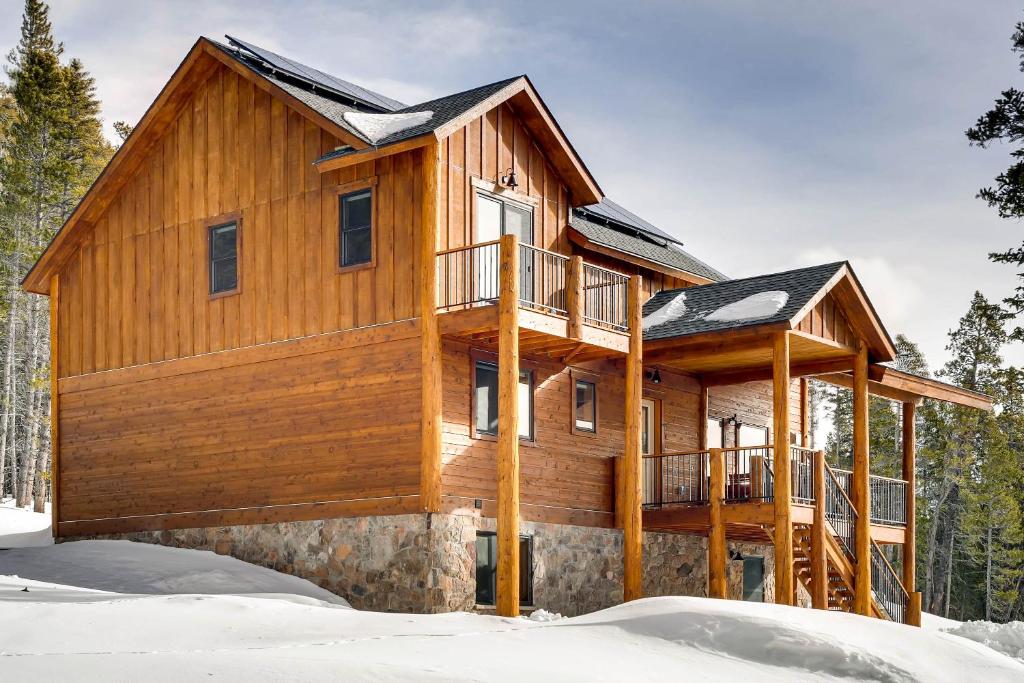 PURE LUXURY with Hot Tub, Pool Table and Sauna plus Wet Bar - Chessetts Lodge photo 2