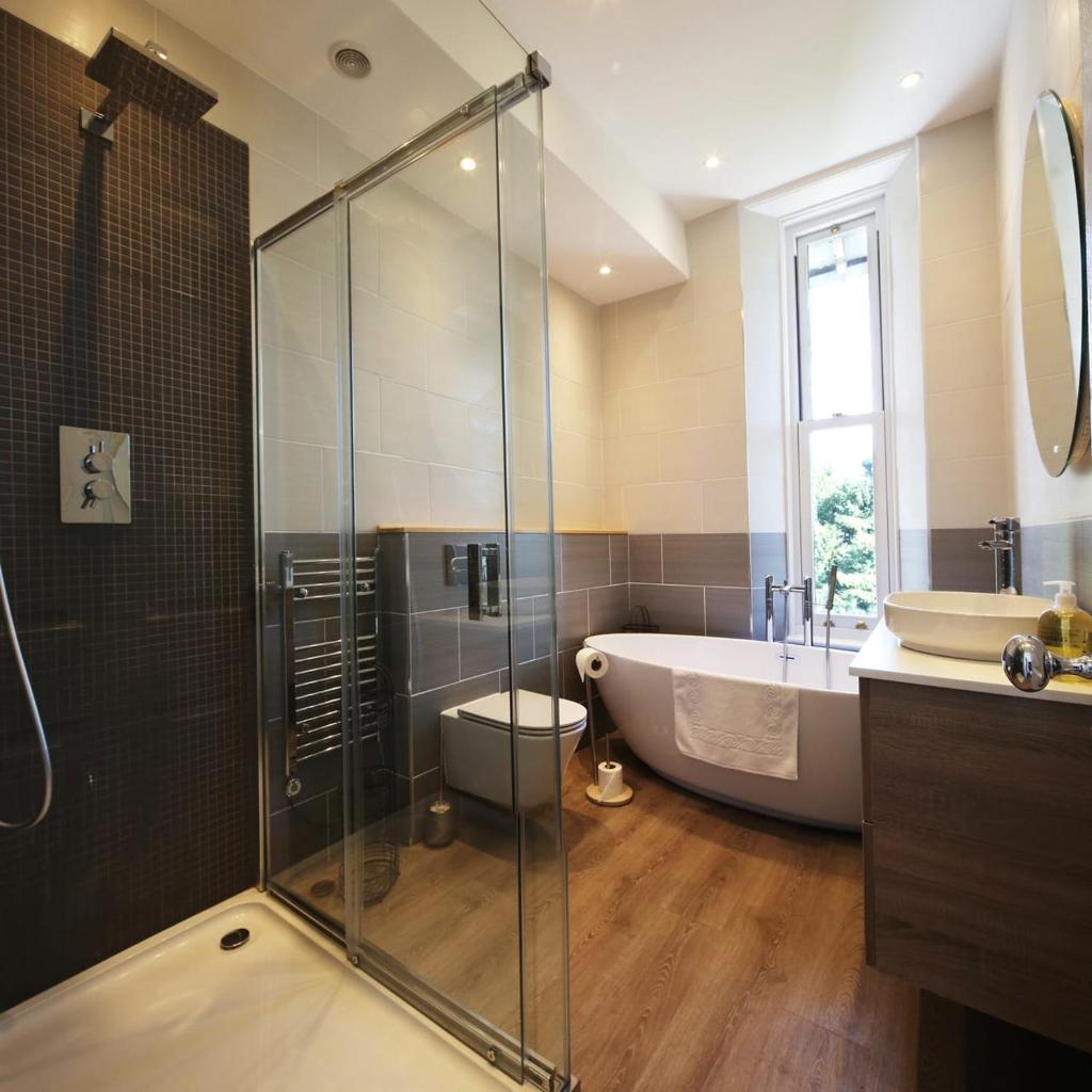 Torbay Rise sea side villa with family facilities - Tap to explore photos