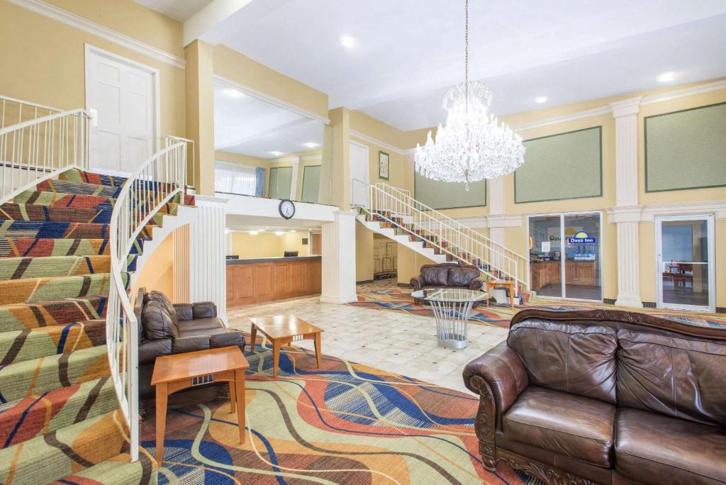 Days Inn by Wyndham Roanoke Near I-81 photo 2