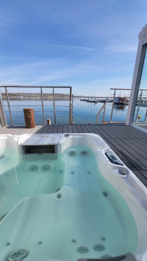 Seehaus Pippa mit Sauna and Whirlpool direkt am See photo 3