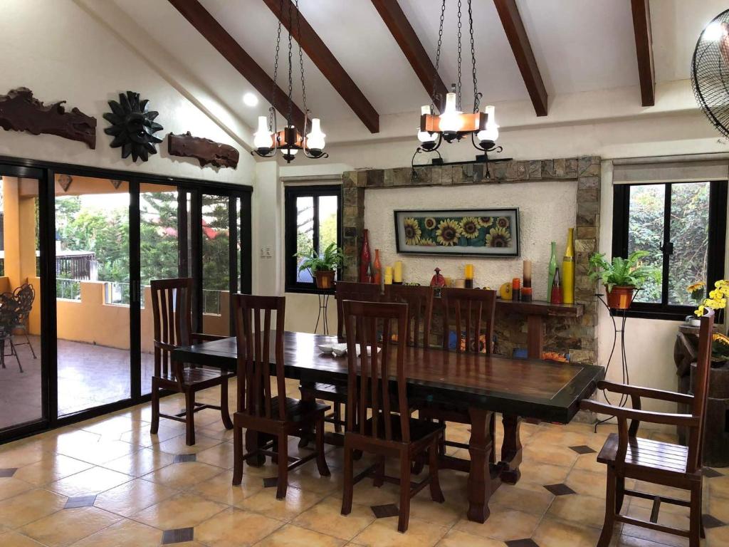 Tagaytay BNR Guesthouse 4BR With Balcony 12-14 Guest photo 4