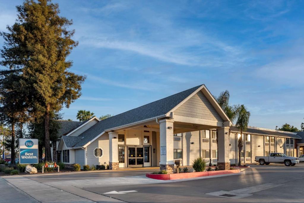 Best Western Town & Country Lodge image