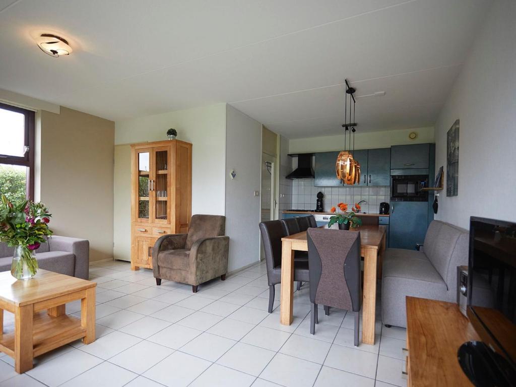 Coy holiday home with large garden, in Zeeland photo 4