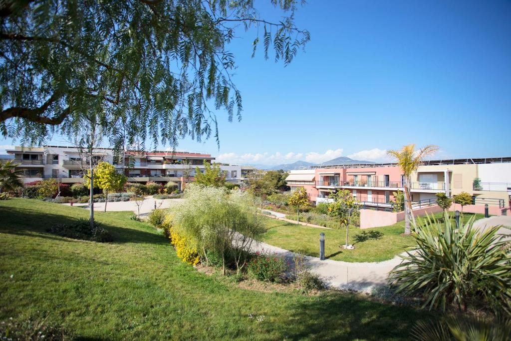 DOMAINE DES ROSES AP4222 by Riviera Holiday Homes photo 3
