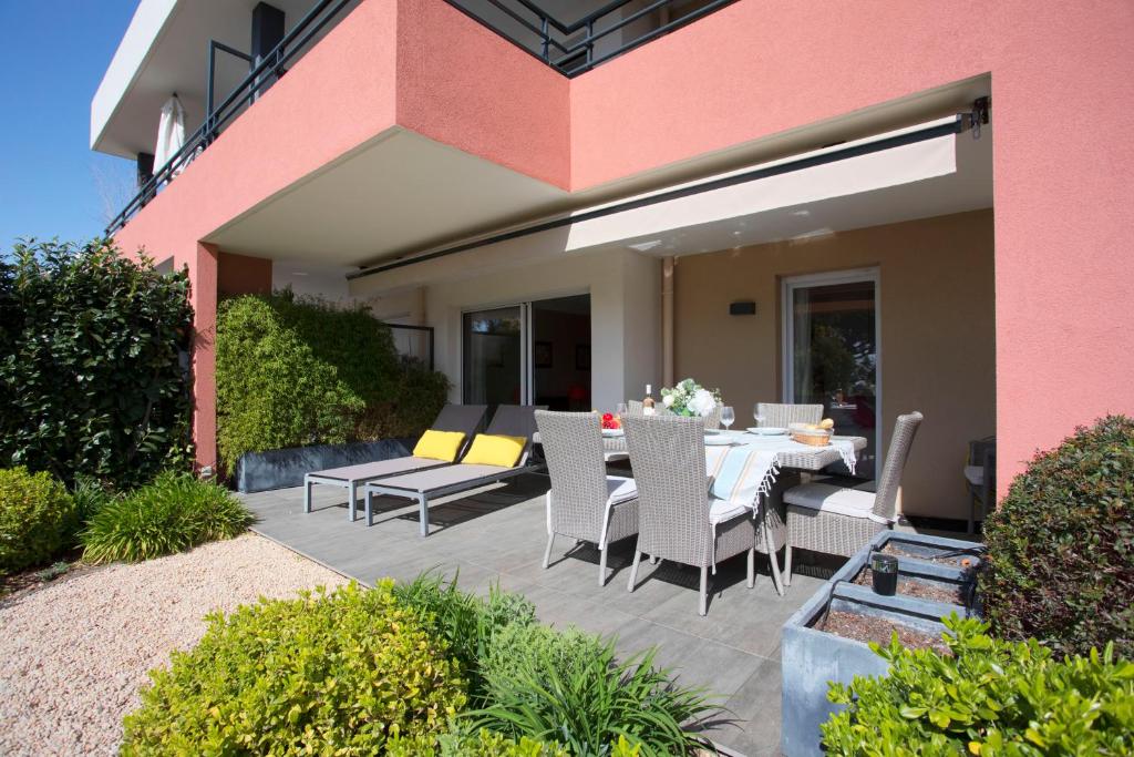 DOMAINE DES ROSES AP4222 by Riviera Holiday Homes photo 2