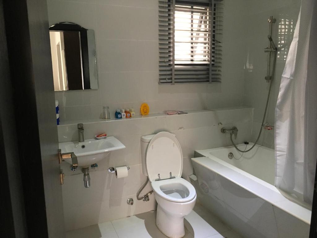Lovely 4 bedroom house with pool, gym, wifi and 24hrs power photo 2