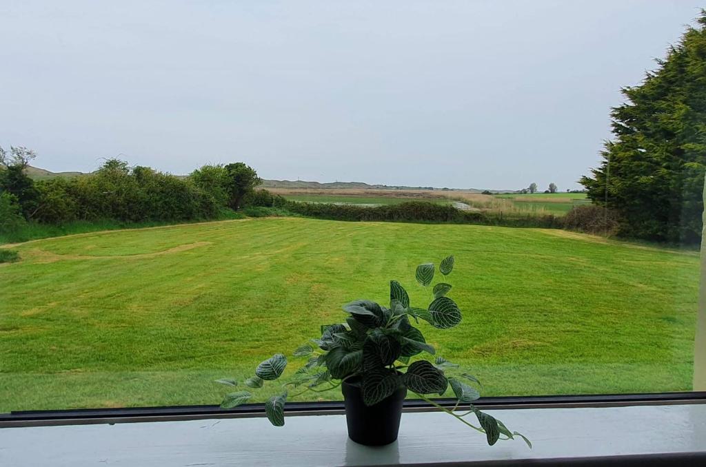 Bungalow fully renovated 2022 close to slob lands and beach photo 1