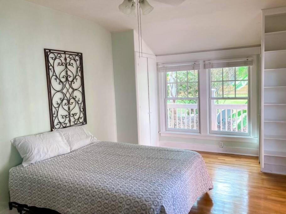 University House - 8 Bedrooms Walk to UF / Stadium photo 1