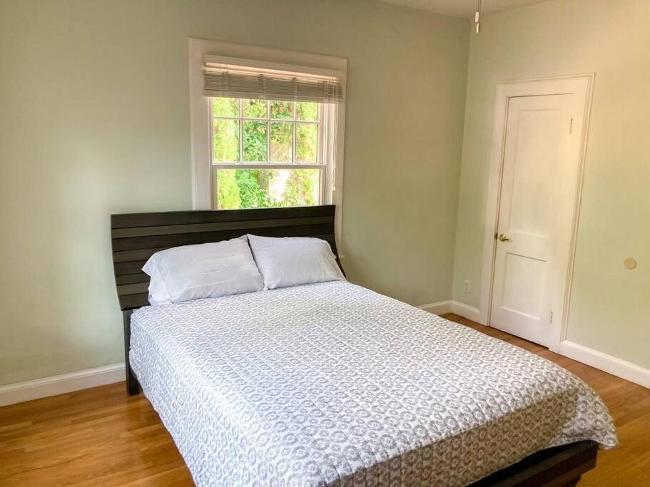University House - 8 Bedrooms Walk to UF / Stadium photo 2
