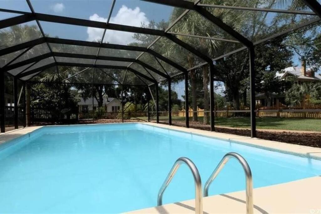 University House - 8 Bedrooms Walk to UF / Stadium photo 3