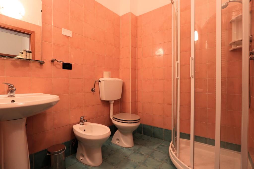 Bed & Parking Cecina Rooms photo 4