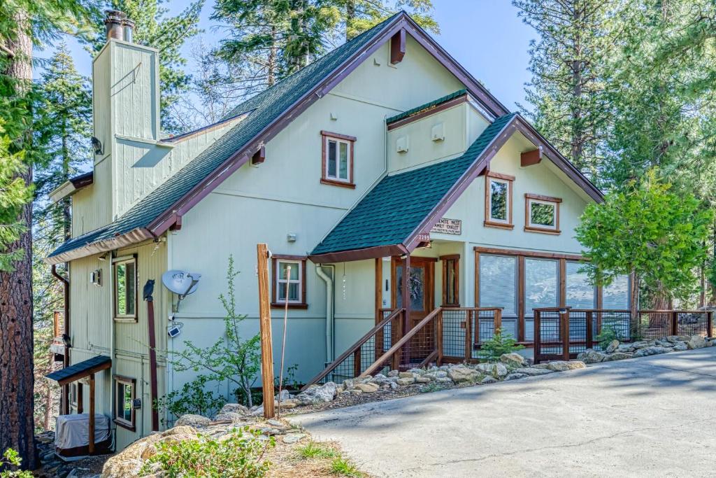 Yosemite West Family Chalet photo 2