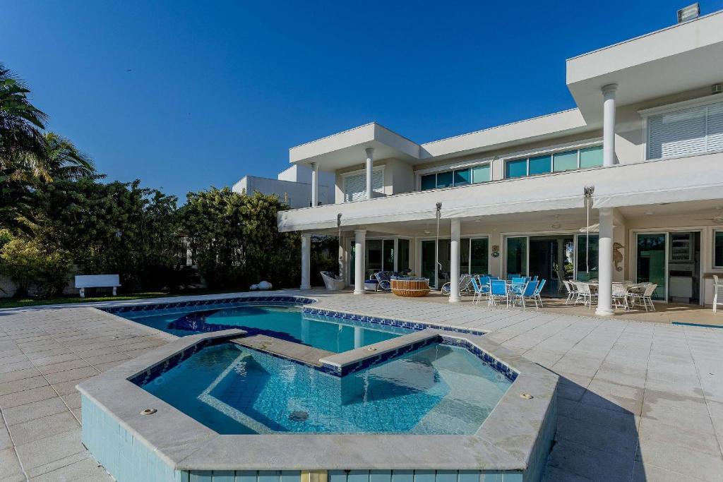 Casa alto padrão com piscina em Caraguatatuba