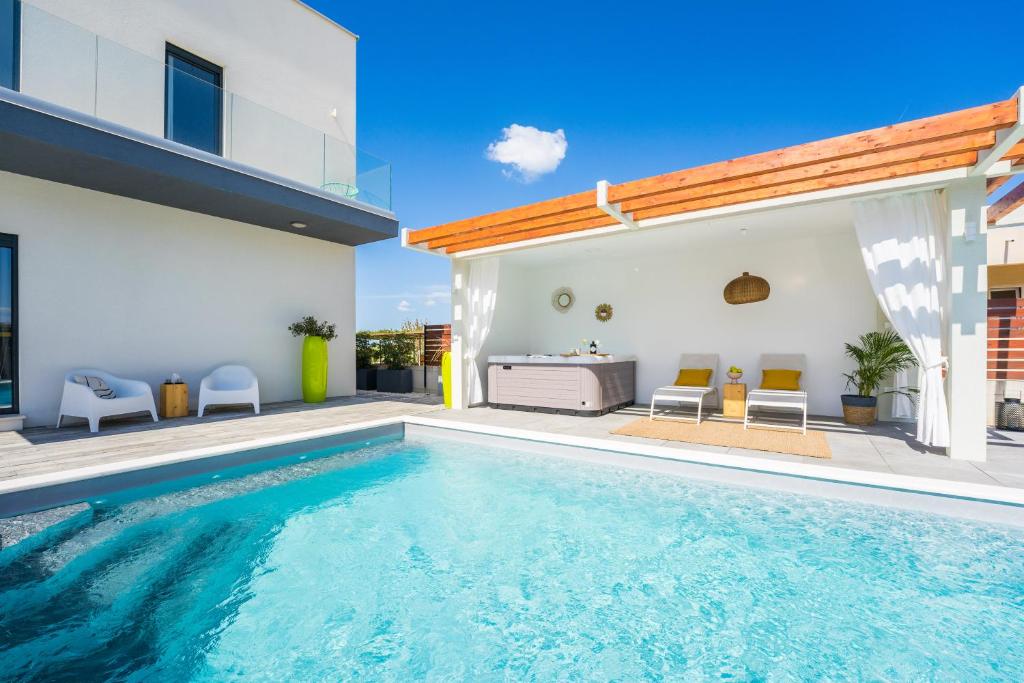 Villa Olea with heated pool and jacuzzi photo 1