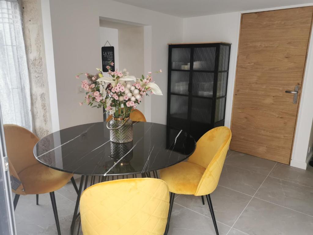 Maison chaleureuse avec piscine et parking photo 1