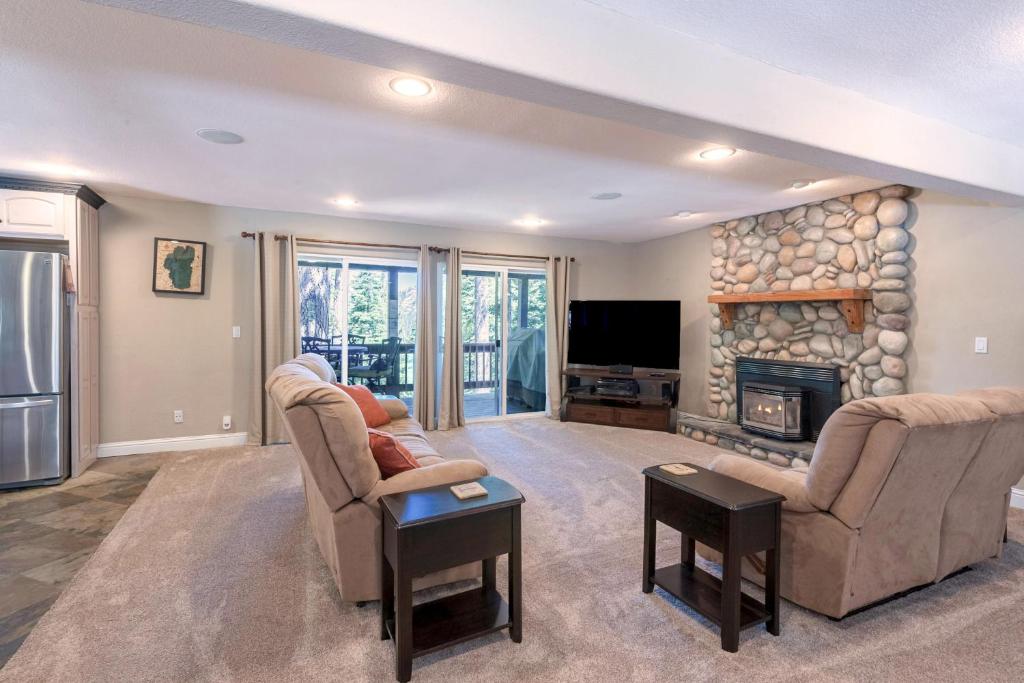 Skyline Manor photo 2