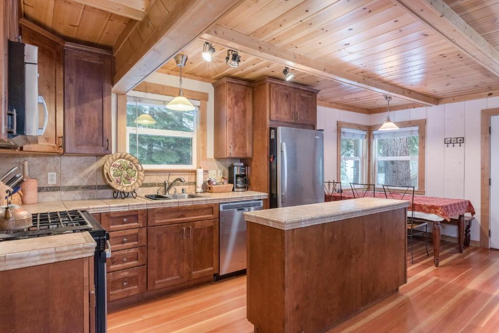 Chic Carnelian Bay Cabin photo 4