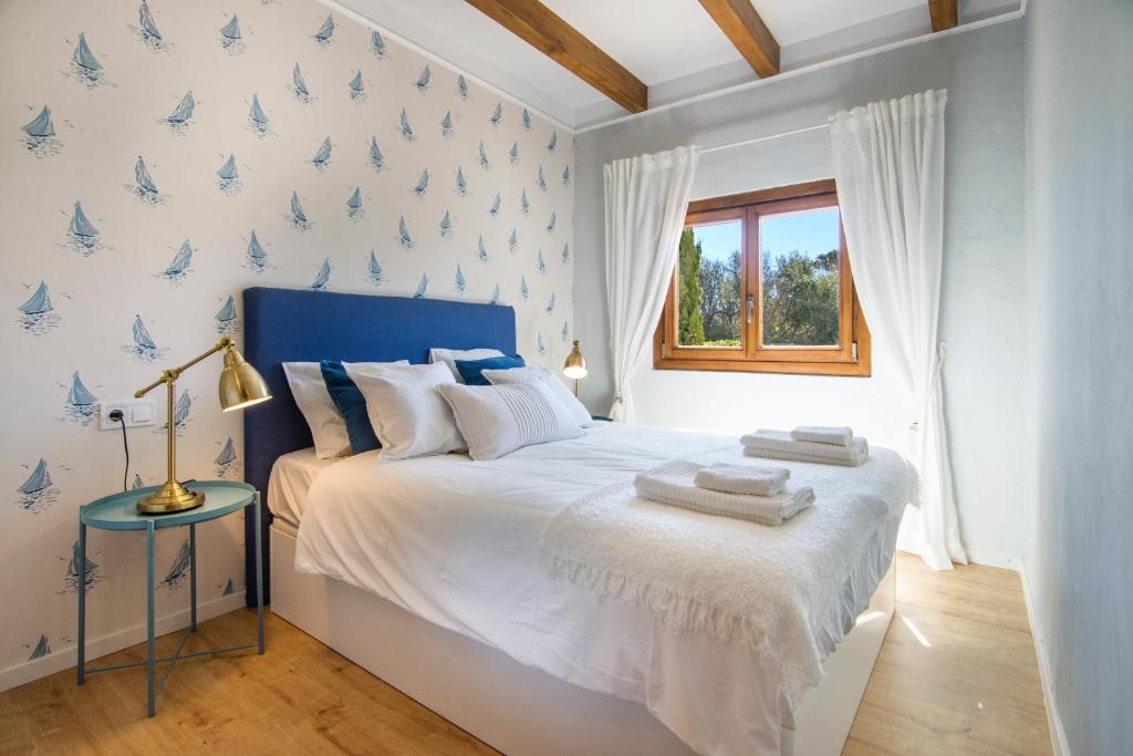 Casa Azul Stylish beach house for 4 adults and 1 child in Cala Llombards photo 4