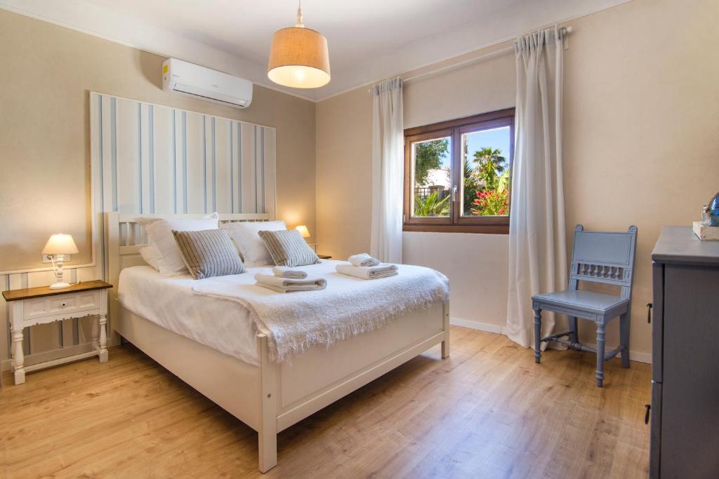 Casa Azul Stylish beach house for 4 adults and 1 child in Cala Llombards photo 2
