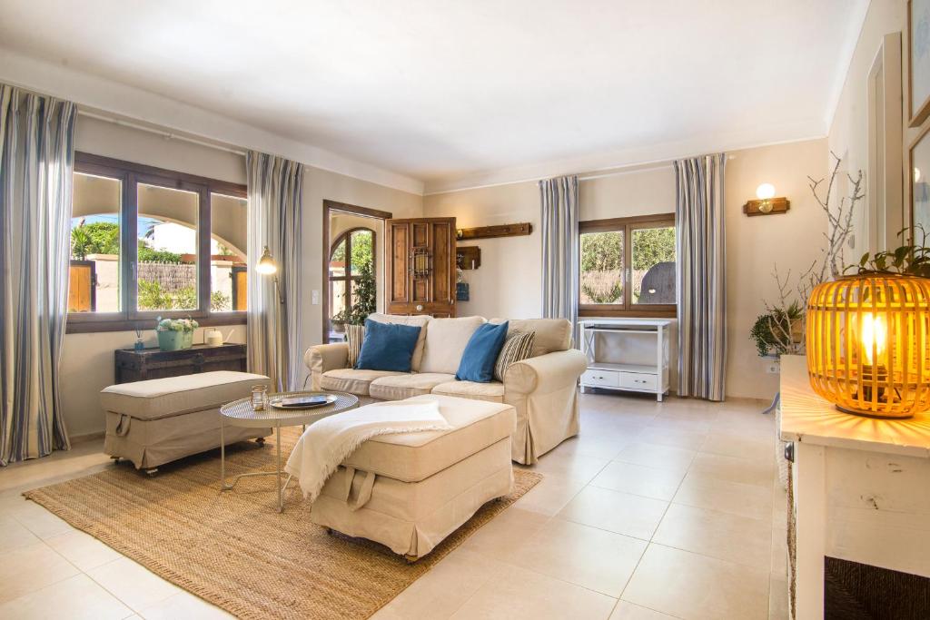 Casa Azul Stylish beach house for 4 adults and 1 child in Cala Llombards photo 1