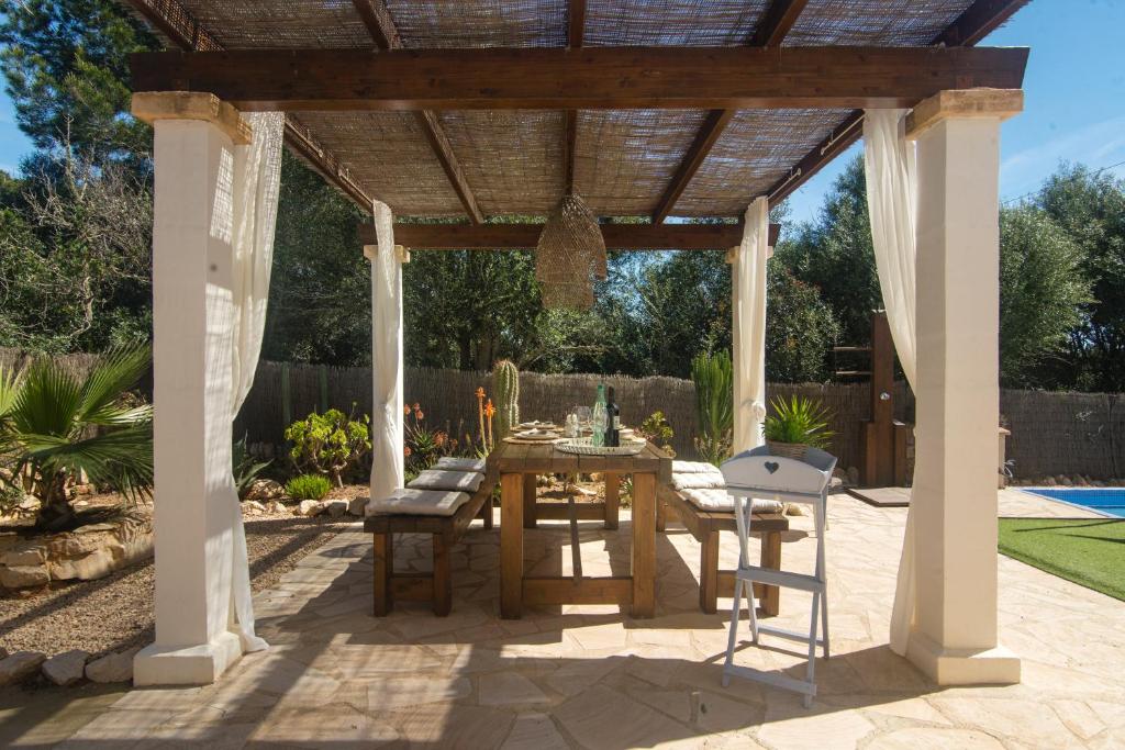 Casa Azul Stylish beach house for 4 adults and 1 child in Cala Llombards