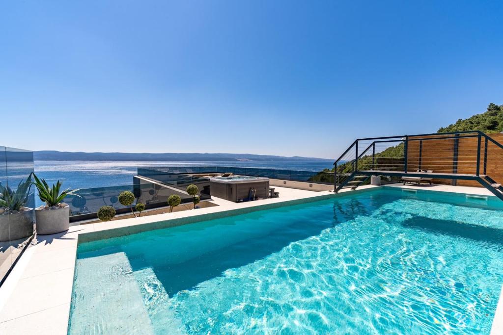 Seaview Villa BLUE LAGOON with private pool, jacuzzi, media room, 6 bedrooms, beach 70m photo 3
