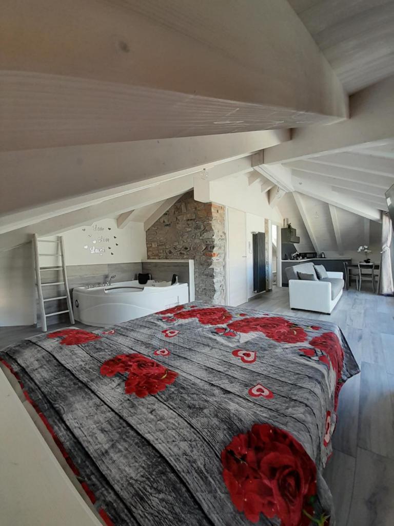 White suite - Jacuzzi, Swimming pool & Lake view photo 2