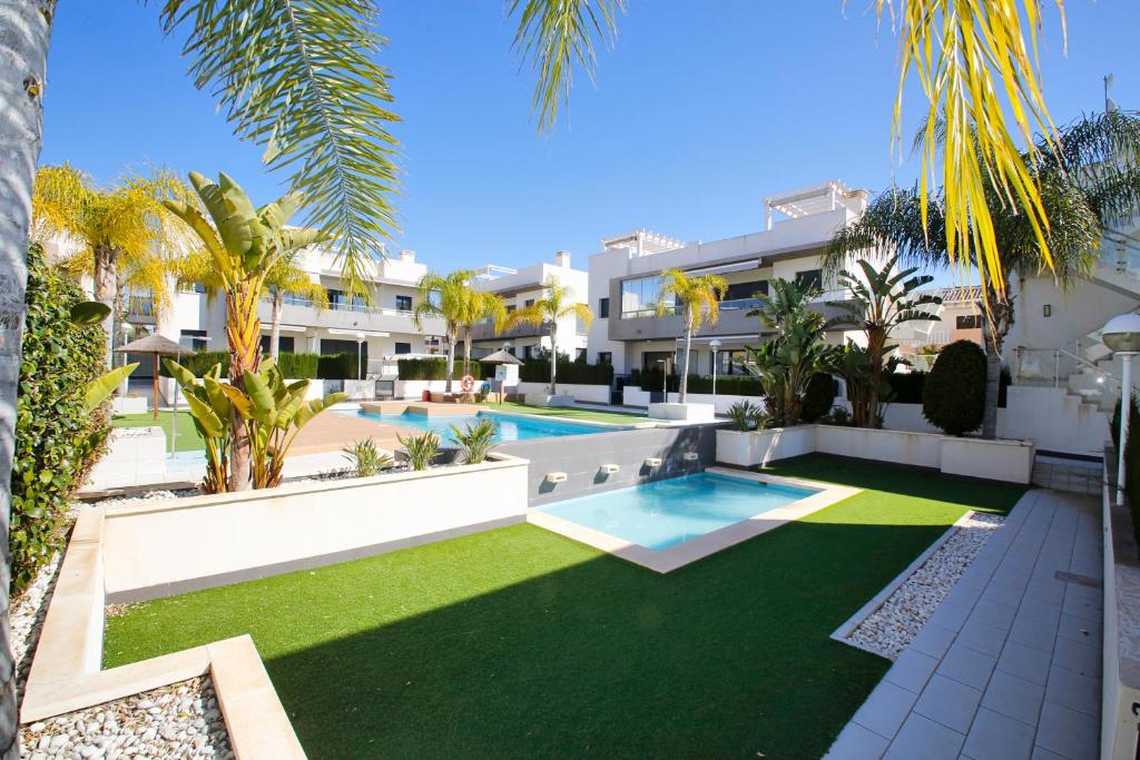 Fantastic Home with AC, pool and bbq photo 2