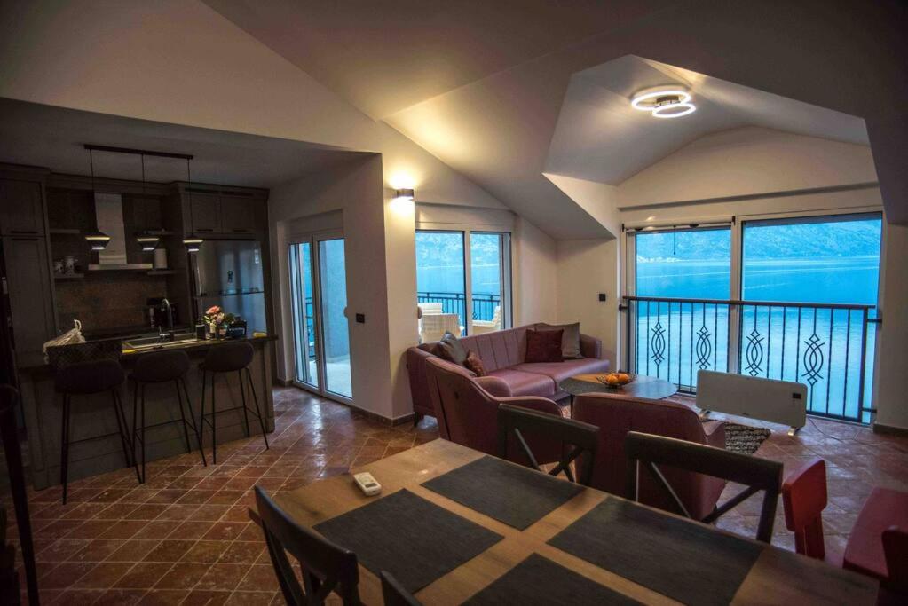 Modern Waterfront 3-Bed Apartment photo 3