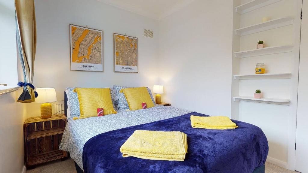 Contemporary 2 Bed Apartment With Private Garden - Tap to explore photos
