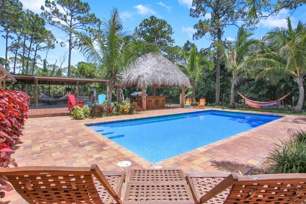 Private Tropical Paradise Guesthouse! image