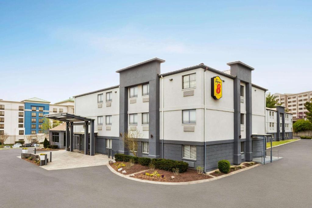 Super 8 by Wyndham Nashville Airport North image