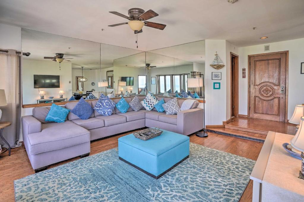Quiet Avalon Getaway Villa with Ocean View and Balcony photo 3
