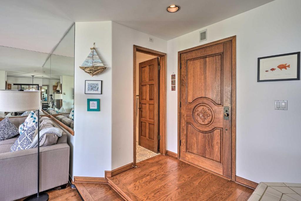 Quiet Avalon Getaway Villa with Ocean View and Balcony photo 4